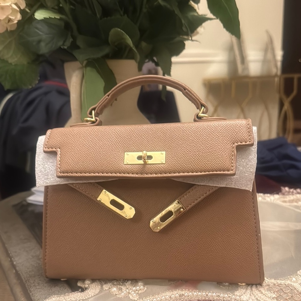 Elegant Tan Leather Handbag